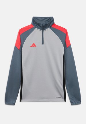 Grau-navyfarbener Langarm-Halbzip-Pullover mit roten Schulterakzenten und einem Adidas-Logo. Hergestellt aus atmungsaktivem Stoff mit glatter Textur.