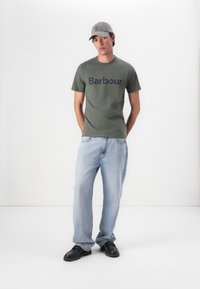 Barbour LOGO TEE - T-shirt estampada - thyme