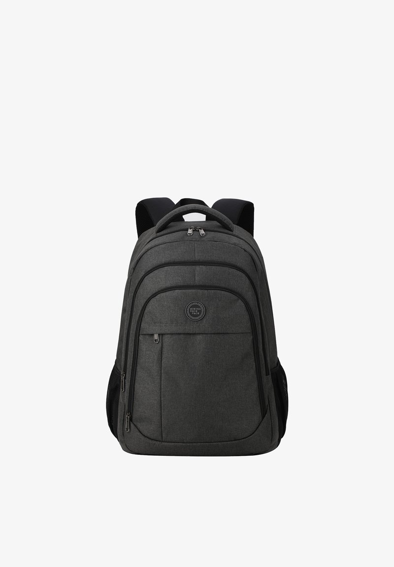 Sac à dos en tissu gris avec double fermeture éclair, poches avant, bretelles rembourrées et une poignée supérieure. Affiche un logo circulaire à l'avant.