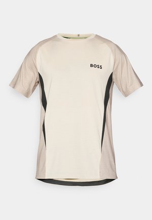 T-shirt de sport à manches courtes crème avec des manches beiges, des panneaux latéraux noirs et le logo "BOSS" sur la poitrine gauche.