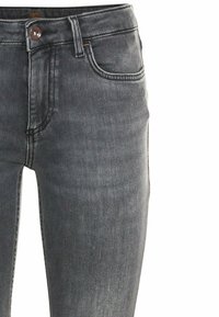 Nahaufnahme von eng anliegenden dunkelgrauen Jeans mit Fronttaschen, Gürtelschlaufen und Knopfverschluss.