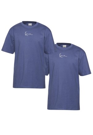 To blå bomulds t-shirts med korte ærmer, der har et hvidt kursiv logo på forsiden. Regular fit med rund hals.