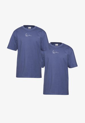 Két rövid ujjú, kék pamut póló, fehér, írott logóval az elején. Normál szabás, kerek nyakkivágással.