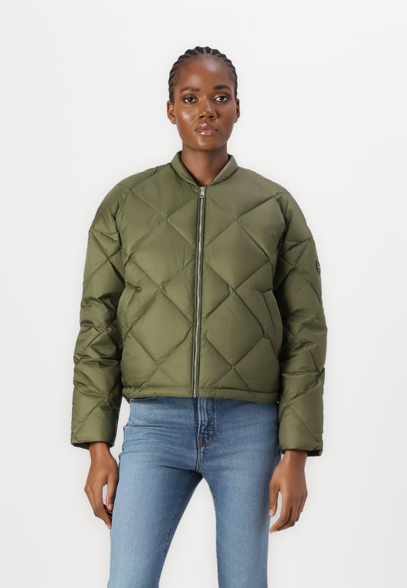 Veste matelassée verte olive avec un col rond, fermeture éclair à l'avant et manches longues, ornée de motifs en diamant et d'une coupe courte.