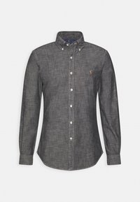 Camisa de botón gris oscuro en tejido ligero. Cuenta con un collar puntiagudo, mangas largas y un pequeño logotipo bordado en el pecho.