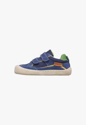 Scarpa da ginnastica per bambini blu con suola beige, due cinturini in velcro, dettagli gialli e linguetta posteriore verde, mostrata di profilo.
