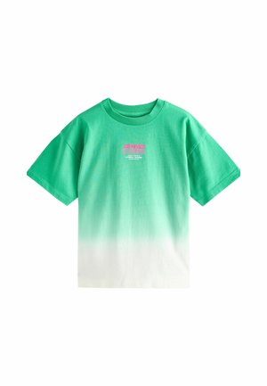 Tricou din bumbac verde, cu un gradient de la verde luminos la alb, cu mâneci scurte, guler rotunjit și un logo imprimat în roz pe față.