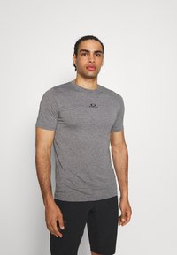 Oakley BARK NEW - T-shirt desportiva - athletic heather grey