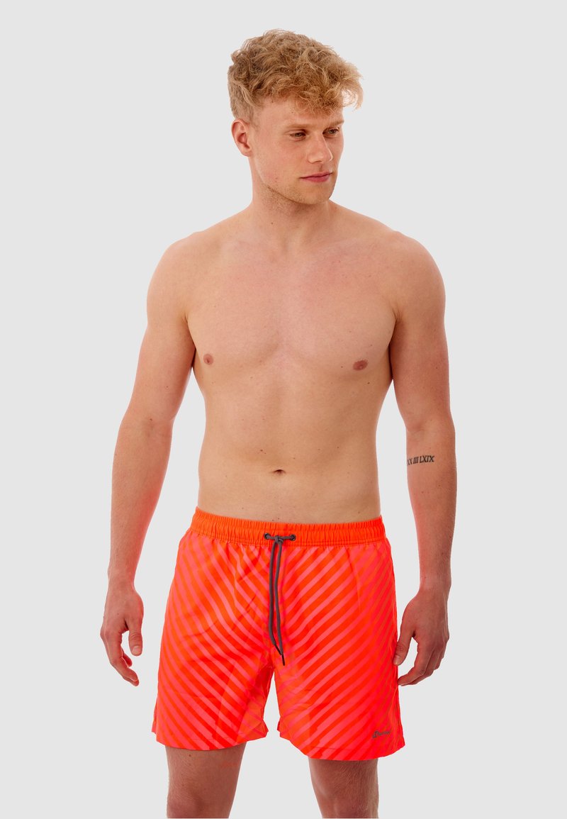 Neon oranje zwembroek met horizontale strepen, elastische tailleband en trekkoord. Gemaakt van lichtgewicht, sneldrogend materiaal.