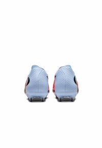 Scarpe da calcio con una tomaia blu chiaro, accenti rossi, finitura texturizzata e suola trasparente con tacchetti. Presentano un tacco a profilo basso e un design curvo.