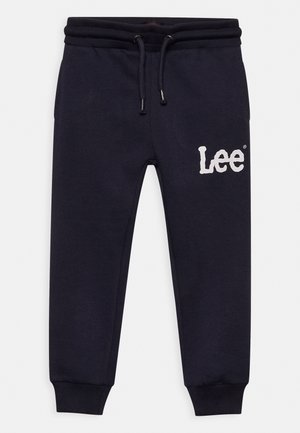 Sorte sweatpants med snøre, elastiske manchetter og hvidt "Lee" logo trykt på øverste venstre lår.