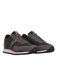 Baskets grises avec des accents rouges et noirs, fabriquées en matériau synthétique, dotées d'une semelle texturée, d'un design à lacets et d'un logo sur le côté.