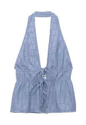 Top court sans manches bleu clair avec un motif texturé, décolleté en V profond, taille avec cordon de serrage et détails plissés.