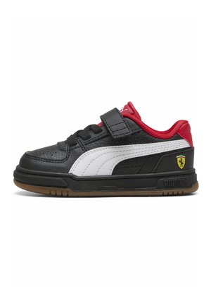 Schwarzer Sneaker mit weißem Seitenstreifen, roter Ferse und rotem Schaft, Klettverschluss, Gummisohle und gelbem Ferrari-Logo an der Seite.