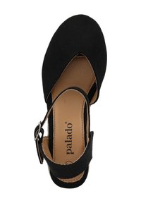 Scarpa nera in suede con punta aperta, cinturino alla caviglia e fibbia argentata. L'interno ha una soletta in pelle colorata tan con il nome del brand "palado." Suola piatta.