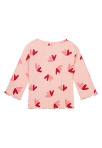 Pull en maille rose avec un motif en forme de cœur dans des nuances de rouge, doté d'un ourlet et de manches à volants, offrant un design texturé et ludique.
