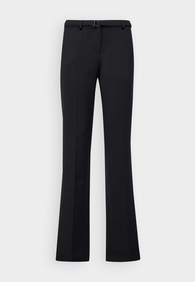 Calças pretas de sino com uma textura suave, apresentando uma cintura ajustada com passante para cinto e um brilho subtil. Linhas limpas e corte sob medida.