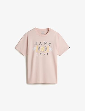 Vaaleanpunainen puuvillapaita, jossa on "VANS" ja "LXVI" -painatus, sekä ruutukuvioinen kilpi, jota korostavat kaksi leijonaa. Lyhyet hihat, pyöreä kaulus.