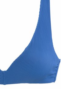 Blauw geribd bikini-top met driehoekige cups, brede banden en een gladde textuur. Heeft een gerimpeld zijdetail voor extra ontwerp. 