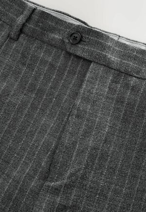 Graue Nadelstreifenhose aus strukturiertem Stoff, mit schwarzem Knopf und flacher Vorderseite. Der Bund ist glatt und schmucklos.