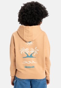 Pfirsichfarbener Hoodie mit Kängurutasche und Kapuze mit Kordelzug. Der Rücken zeigt ein Design aus Palmen und Wellen in Blau und Weiß. "Quiksilver"-Logo aufgedruckt.