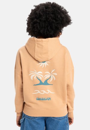 Meruňková mikina s klokaní kapsou a kapucí se šňůrkou. Zadní strana má design s palmami a vlnami v modré a bílé barvě. Tištěné logo "Quiksilver".