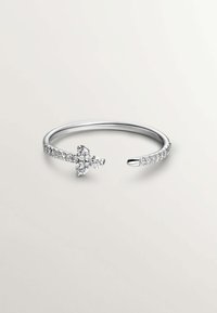 Anillo abierto de plata con un conjunto central de piedras preciosas redondas y claras, y un canal de piedras más pequeñas a lo largo de un lado.