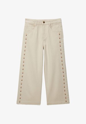 Pantalon beige à jambes larges avec bouton à l'avant, poches latérales, et rangées verticales de petites broderies de fleurs marron et orange le long des coutures extérieures.