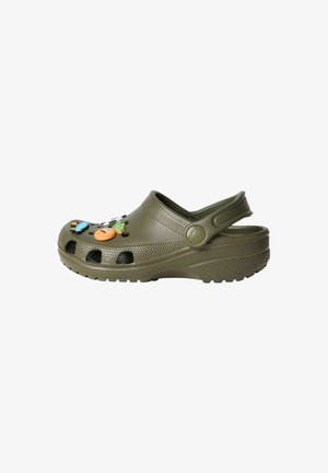 Sabot vert olive avec bride arrière ajustable et breloques décoratives de type dessin animé fixées aux trous de ventilation.