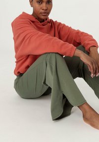 hessnatur ACTIVE - Stoffhose - oliv