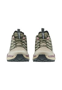 Ein Paar beige und olivgrüne Wanderschuhe mit schwarzen Sohlen und markierten Zuglaschen, von vorne auf einem weißen Hintergrund betrachtet.