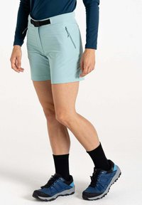 Hellblaue Shorts mit flachem Bund und einer Reißverschlusstasche, kombiniert mit schwarzen Knöchelsocken und blauen und schwarzen Wanderschuhen.