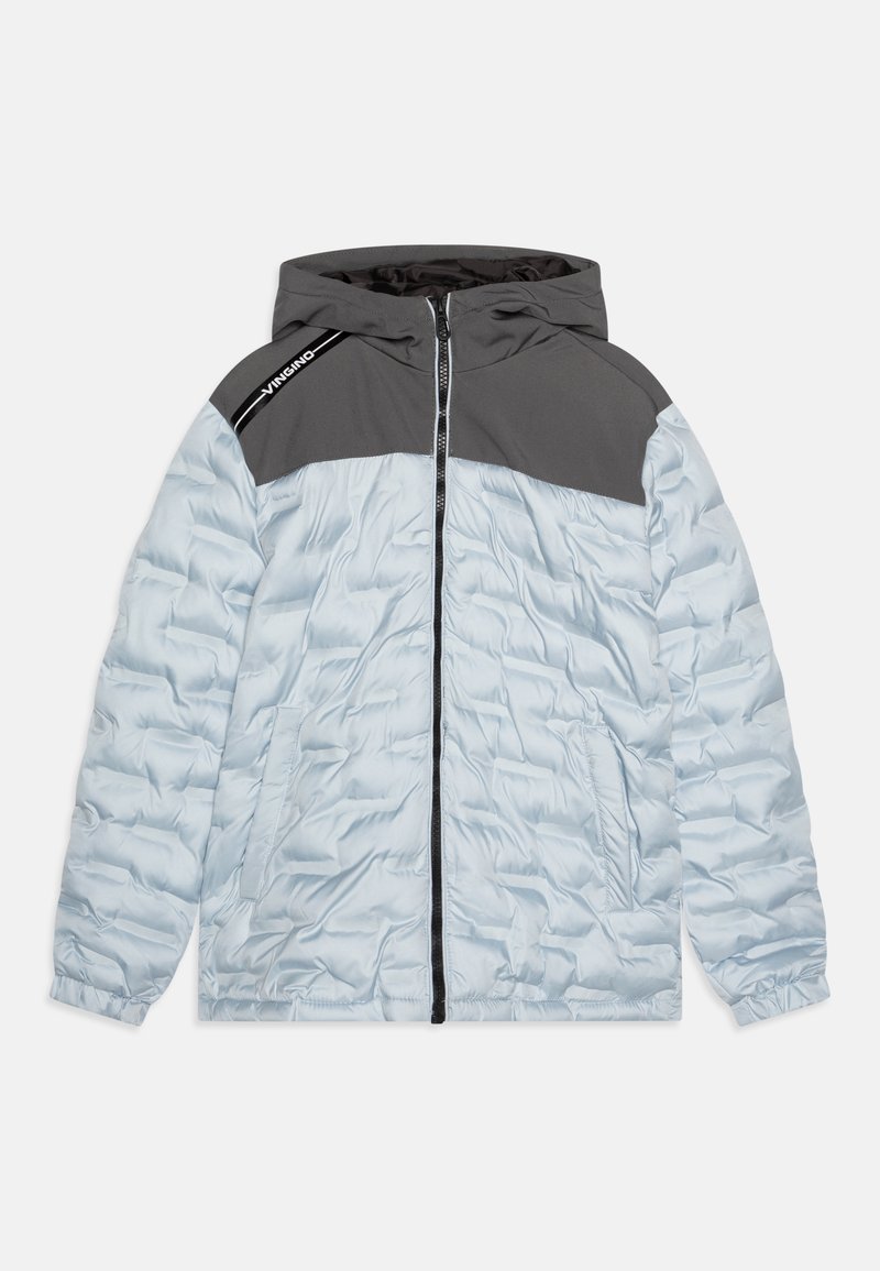 Šviesiai mėlynas pūkinis džemperis su juodu kapišonu ir viršutine dalimi. Turi užtrauktuką ir tekstūruotą pamušalą. Mažas logotipas ant peties.