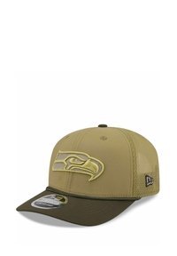 Olivenfarbener Baseballhut mit Netzrückseite, der auf der Vorderseite ein erhabenes, gesticktes Logo der Seattle Seahawks in Gelb und Grau zeigt.