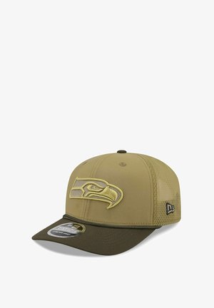 Olivenfarbener Baseballhut mit Netzrückseite, der auf der Vorderseite ein erhabenes, gesticktes Logo der Seattle Seahawks in Gelb und Grau zeigt.
