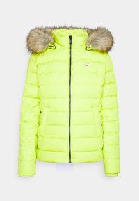 Veste puffer jaune néon avec fermeture éclair, capuche détachable bordée de fourrure et deux poches latérales. Design matelassé texturé avec des poignets côtelés.