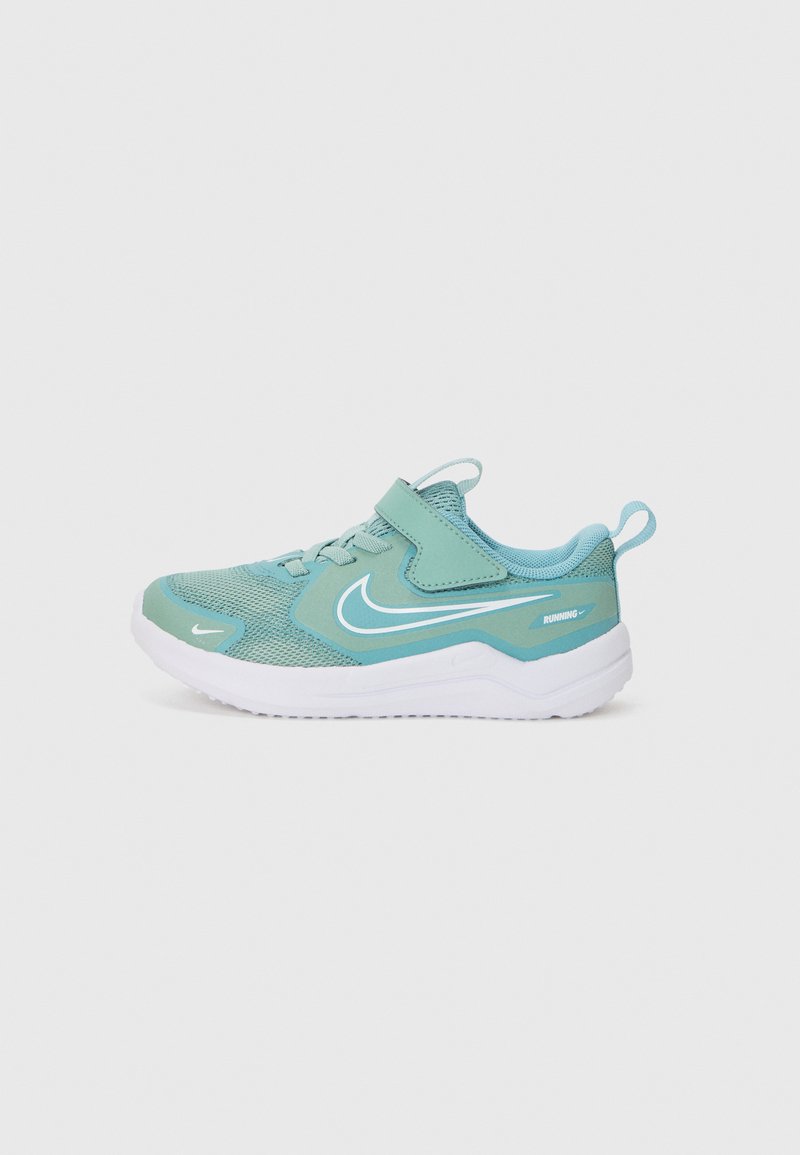 Chaussure de sport bleu clair avec tige en maille, accents blancs, une sangle Velcro et une semelle texturée conçue pour l'adhérence et le soutien.