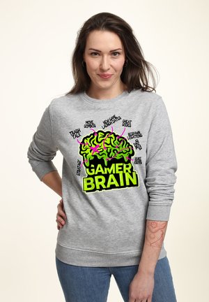 Grijze sweatshirt met de tekst "GAMER BRAIN" in neon groen, met een graphic van een brein en verschillende gaming-gerelateerde termen eromheen.