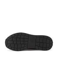 Soletta di scarpa in gomma nera con un motivo di battistrada testurizzato per una migliore presa, che mostra una superficie uniforme e un design di tallone rinforzato.