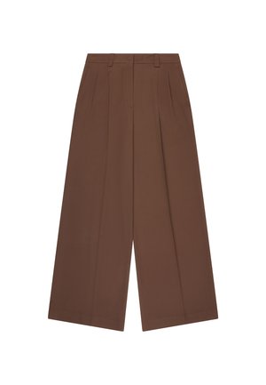 Braune Hosen mit weitem Bein, Falten, Gürtelschlaufen und einem vorderen Reißverschluss.