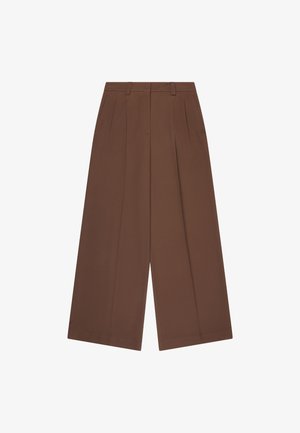 Brązowe spodnie o szerokich nogawkach z zakładkami, szlufkami na pasek i przednim zapięciem na zamek.