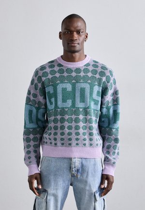 Strickpullover mit lila Grundfarbe und grünen geometrischen Mustern sowie dem Text "GCDS." Rippbündchen und Saum, lockere Passform. Material aus Baumwollmischung.