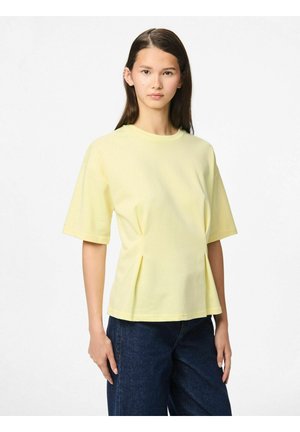Geel katoenen t-shirt met korte mouwen, een relaxte pasvorm, ronde halslijn en subtiele plooidetailing aan de voorkant, gecombineerd met blauwe jeans.