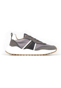 Scarpe sportive grigie e bianche che presentano un mix di materiali testurizzati, una suola spessa e un dettaglio nero a contrasto sul lato.
