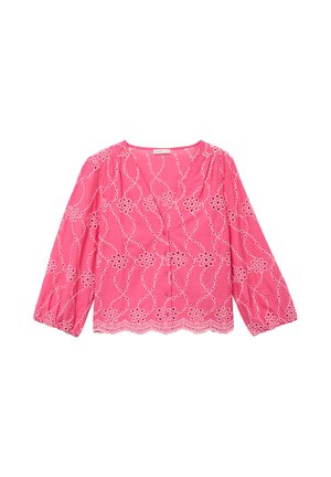 Blouse rose à manches longues avec broderie florale ajourée, ourlet festonné, épaules froncées et fermeture boutonnée à l'avant sur fond blanc.