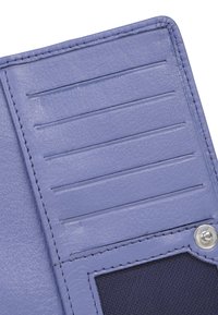 Interno di un portafoglio in pelle viola con sei scomparti per carte, una chiusura a scatto e una finestra in rete per l'ID. Texture liscia e bordi cuciti ben visibili.