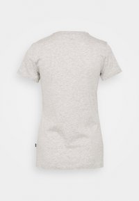 Camiseta gris de manga corta, fabricada en suave tela de algodón, con un corte relajado y un sencillo escote redondo. La vista trasera no muestra gráficos ni texto.