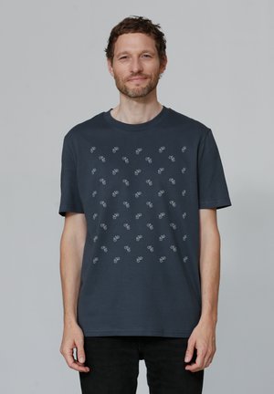 Kobaltblauwe katoenen t-shirt met een herhaald fietsafbeeldingpatroon in lichtgrijs. Korte mouwen en een ronde hals.