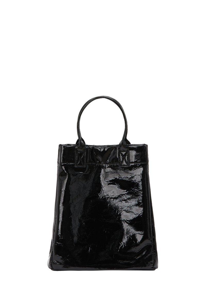 Fekete lakkbőr tote táska, strukturált formával, kettős felső fogókkal és finom varrási részletekkel a fogókon és a testen.