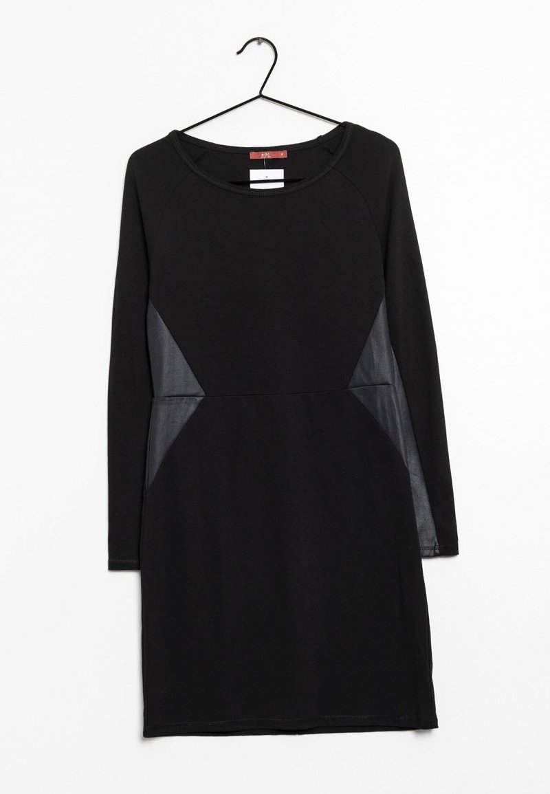 Robe longue noire à manches longues avec un col rond, présentant des panneaux transparents noirs sur les côtés. Tissu lisse et design ajusté.